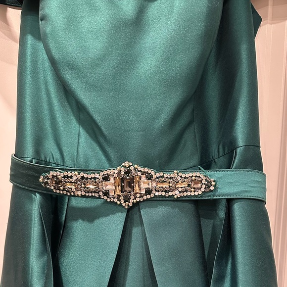 Eliza J Deep Green Off-the-Shoulder Evening/Holiday Gown, Size 10 - Picture 5 of 11